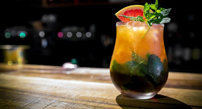 Deltoro ofrece una amplia carta de cocteles para disfrutar el atardecer porteño